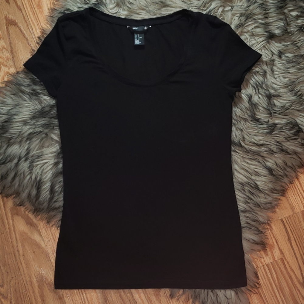 H&M black tee